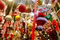 Khách du lịch nước ngoài trải nghiệm Giáng sinh trên phố Hàng Mã