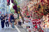 Khách du lịch nước ngoài trải nghiệm Giáng sinh trên phố Hàng Mã