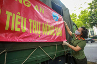 Phụ nữ Công an Thủ đô chung tay giúp bà con Bắc Giang tiêu thụ nông sản