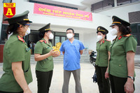 Phụ nữ Công an Thủ đô vào tâm dịch “chia lửa” cùng Bắc Giang 