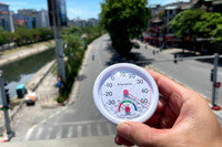 Hà Nội nắng nóng hơn 50 độ C, nền nhiệt ngoài trời như lò nung