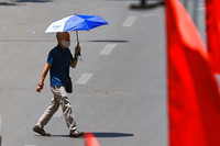 Hà Nội nắng nóng hơn 50 độ C, nền nhiệt ngoài trời như lò nung