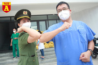 Phụ nữ Công an Thủ đô vào tâm dịch “chia lửa” cùng Bắc Giang 