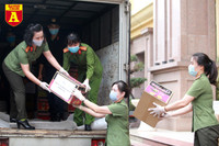 Phụ nữ Công an Thủ đô vào tâm dịch “chia lửa” cùng Bắc Giang 