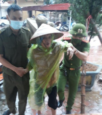 [Ảnh] Không ngại mưa lớn, lực lượng Công an về xã cấp căn cước gắn chip cho nhân dân