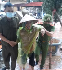 [Ảnh] Không ngại mưa lớn, lực lượng Công an về xã cấp căn cước gắn chip cho nhân dân
