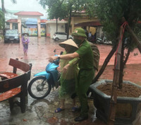 [Ảnh] Không ngại mưa lớn, lực lượng Công an về xã cấp căn cước gắn chip cho nhân dân