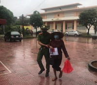 [Ảnh] Không ngại mưa lớn, lực lượng Công an về xã cấp căn cước gắn chip cho nhân dân