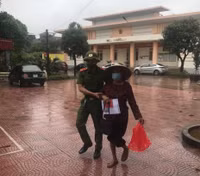 [Ảnh] Không ngại mưa lớn, lực lượng Công an về xã cấp căn cước gắn chip cho nhân dân