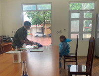 [Ảnh] Không ngại mưa lớn, lực lượng Công an về xã cấp căn cước gắn chip cho nhân dân