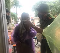 [Ảnh] Không ngại mưa lớn, lực lượng Công an về xã cấp căn cước gắn chip cho nhân dân