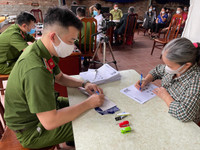 [Ảnh] Không ngại mưa lớn, lực lượng Công an về xã cấp căn cước gắn chip cho nhân dân