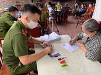 [Ảnh] Không ngại mưa lớn, lực lượng Công an về xã cấp căn cước gắn chip cho nhân dân