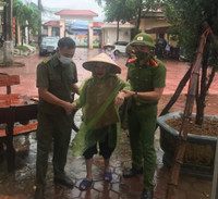 [Ảnh] Không ngại mưa lớn, lực lượng Công an về xã cấp căn cước gắn chip cho nhân dân