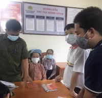 [Ảnh] Không ngại mưa lớn, lực lượng Công an về xã cấp căn cước gắn chip cho nhân dân