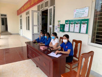 [Ảnh] Không ngại mưa lớn, lực lượng Công an về xã cấp căn cước gắn chip cho nhân dân