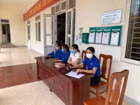 [Ảnh] Không ngại mưa lớn, lực lượng Công an về xã cấp căn cước gắn chip cho nhân dân