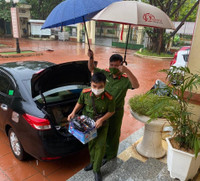 [Ảnh] Không ngại mưa lớn, lực lượng Công an về xã cấp căn cước gắn chip cho nhân dân