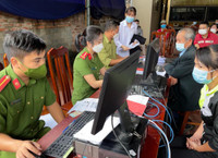 [Ảnh] Không ngại mưa lớn, lực lượng Công an về xã cấp căn cước gắn chip cho nhân dân