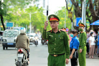 Công an Hà Nội đội nắng đảm bảo ANTT các điểm thi 