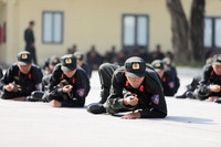 Cảnh sát Cơ động đội nắng luyện võ giữa thao trường