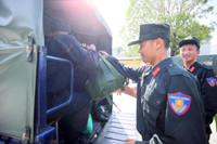 Cảnh sát Cơ động đội nắng luyện võ giữa thao trường