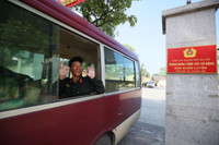 Cảnh sát Cơ động đội nắng luyện võ giữa thao trường