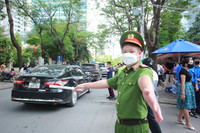 Công an Hà Nội đội nắng đảm bảo ANTT các điểm thi 