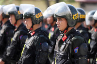 Cảnh sát Cơ động đội nắng luyện võ giữa thao trường