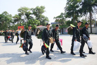 Cảnh sát Cơ động đội nắng luyện võ giữa thao trường