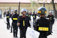 Cảnh sát Cơ động đội nắng luyện võ giữa thao trường