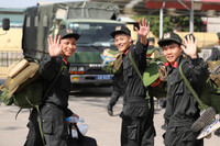 Cảnh sát Cơ động đội nắng luyện võ giữa thao trường