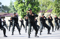 Cảnh sát Cơ động đội nắng luyện võ giữa thao trường