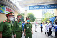 Công an Hà Nội đội nắng đảm bảo ANTT các điểm thi 