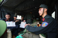 Cảnh sát Cơ động đội nắng luyện võ giữa thao trường