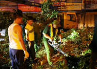 Công an và các lực lượng xuyên đêm dọn dẹp vệ sinh đường phố sau bão Yagi