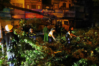 Công an và các lực lượng xuyên đêm dọn dẹp vệ sinh đường phố sau bão Yagi