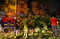 Công an và các lực lượng xuyên đêm dọn dẹp vệ sinh đường phố sau bão Yagi