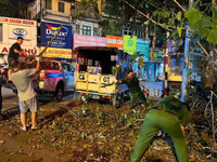 Công an và các lực lượng xuyên đêm dọn dẹp vệ sinh đường phố sau bão Yagi