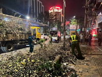 Công an và các lực lượng xuyên đêm dọn dẹp vệ sinh đường phố sau bão Yagi