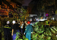 Công an và các lực lượng xuyên đêm dọn dẹp vệ sinh đường phố sau bão Yagi