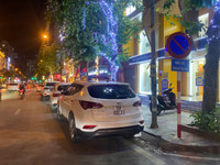 Ngao ngán cảnh 'hè, đường 'mất tích' - hàng quán tràn lan' ở quận Thanh Xuân