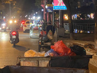 Ngao ngán cảnh 'hè, đường 'mất tích' - hàng quán tràn lan' ở quận Thanh Xuân