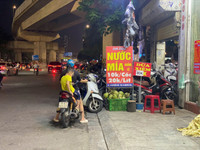 Ngao ngán cảnh 'hè, đường 'mất tích' - hàng quán tràn lan' ở quận Thanh Xuân