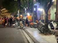 Ngao ngán cảnh 'hè, đường 'mất tích' - hàng quán tràn lan' ở quận Thanh Xuân