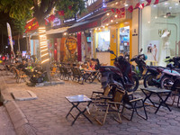 Ngao ngán cảnh 'hè, đường 'mất tích' - hàng quán tràn lan' ở quận Thanh Xuân