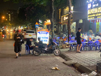 Ngao ngán cảnh 'hè, đường 'mất tích' - hàng quán tràn lan' ở quận Thanh Xuân