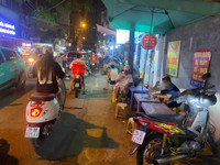 Ngao ngán cảnh 'hè, đường 'mất tích' - hàng quán tràn lan' ở quận Thanh Xuân