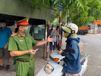 [Ảnh] Cận cảnh 17 chốt 'nội bất xuất, ngoại bất nhập' phong tỏa 2 phường Văn Chương, Văn Miếu
