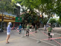 [Ảnh] Cận cảnh 17 chốt 'nội bất xuất, ngoại bất nhập' phong tỏa 2 phường Văn Chương, Văn Miếu